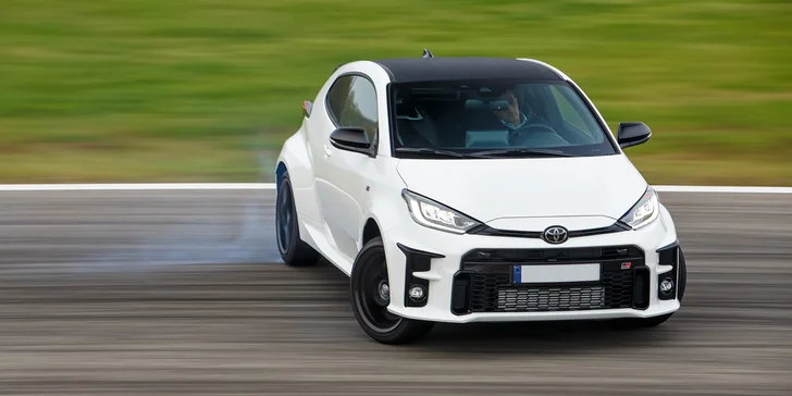 Adrenalinové RallyTaxi s profesionálním závodníkem ve voze Toyota GR Yaris nebo Citroen DS3 R1