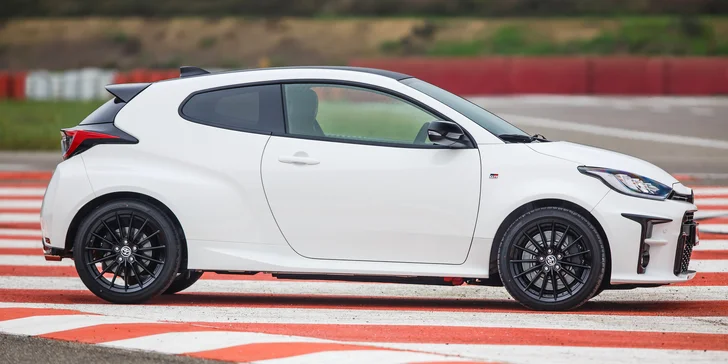 Zažijte opěvované rallye auto GR Yaris: 20-50 kilometrů testovací jízdy v nabušeném fáru
