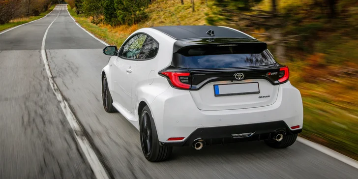 Zažijte opěvované rallye auto GR Yaris: 20-50 kilometrů testovací jízdy v nabušeném fáru