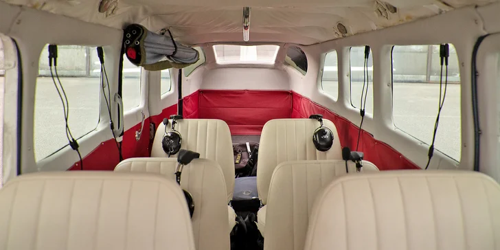 Vzneste se a kochejte se: vyhlídkový let v letadle Cessna 207 nad propastí Macocha