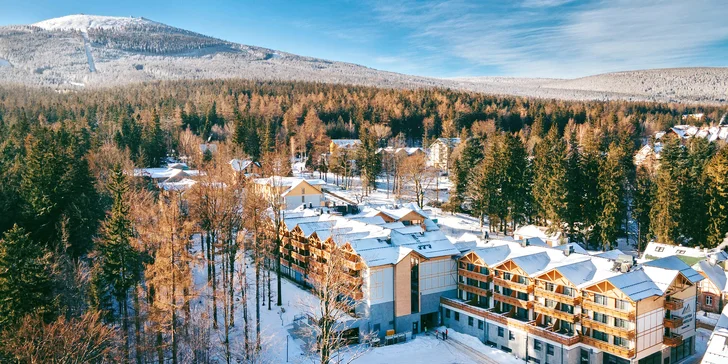 V páru nebo s rodinou do Krkonoš: krásný 5* resort s jídlem a neomezeným wellness