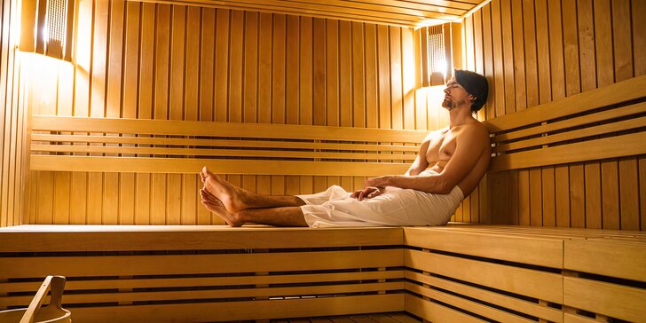 Vstup do saunového světa, aromatická masáž zad a tříchodové menu pro pár