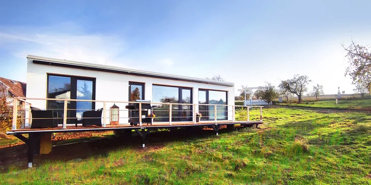 Designový tiny house v přírodě poblíž Olomouce až pro 4 osoby: americký styl i snídaně a zahrada s bazénem
