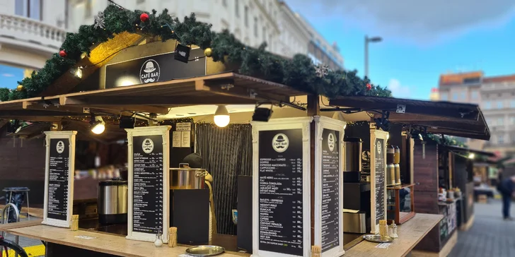 Horké drinky na vánočních trzích: s panákem slivovice, vodky, rumu i tatratea