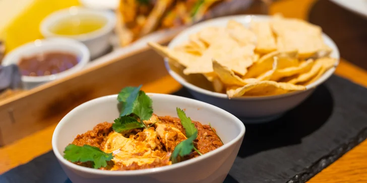 Mexické degustační menu o 4 chodech: nachos, polévka, tortilly, chilli, tacos i churros