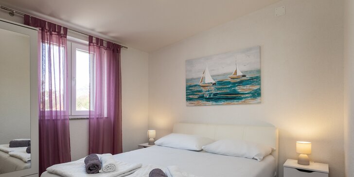 Vybavený apartmán v severní Dalmácii přímo u moře pro pár i rodinu