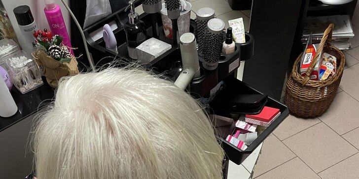 Péče o vlasy v Salonu S'trim: trvalá, střih i barvení či melír pro všechny délky vlasů