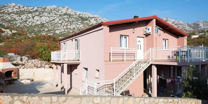 Vybavený apartmán v severní Dalmácii přímo u moře pro pár i rodinu