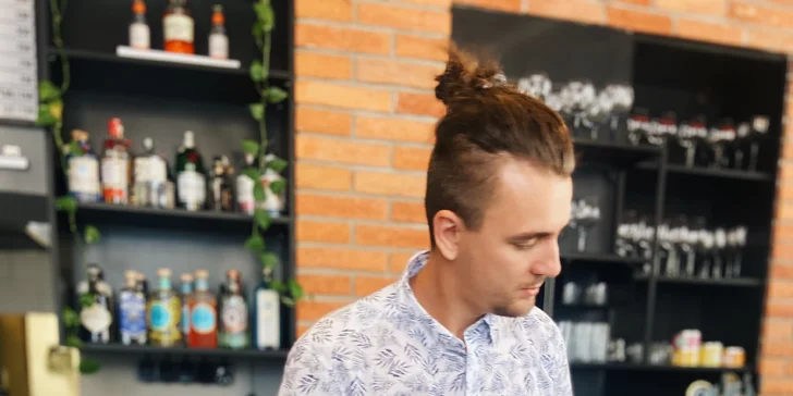 Degustace ginů s tonicem pro 1 i 2 osoby: kvalitní pití ozdobené sušenými citrusy, bylinkami a kořením