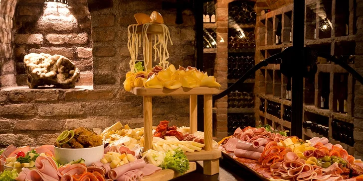 Piknik tvoří moravské sklepní pohoštění: sýry, uzeniny, paštika, chléb.