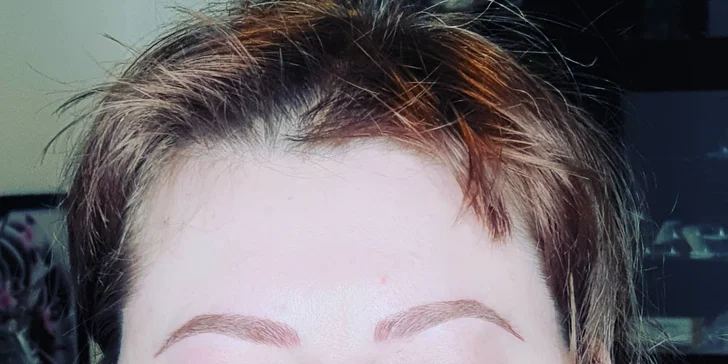 Permanentní make-up: horní a dolní linky, obočí i kontura a výplň rtů