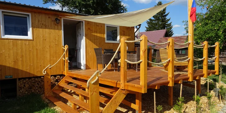 Pobyt v útulné maringotce u Hlinska: kuchyňka, sauna i ohniště
