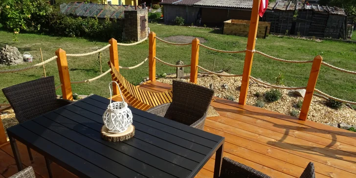 Pobyt v útulné maringotce u Hlinska: kuchyňka, sauna i ohniště
