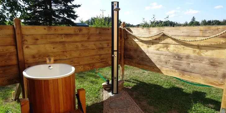 Pobyt v útulné maringotce u Hlinska: kuchyňka, sauna i ohniště
