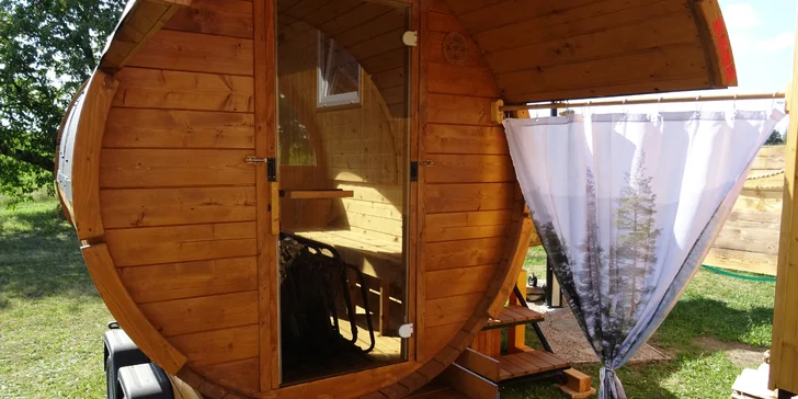 Pobyt v útulné maringotce u Hlinska: kuchyňka, sauna i ohniště