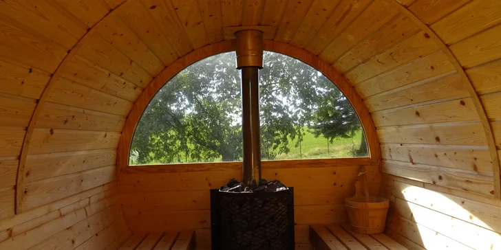 Pobyt v útulné maringotce u Hlinska: kuchyňka, sauna i ohniště