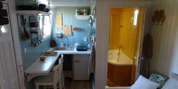 Pobyt v útulné maringotce u Hlinska: kuchyňka, sauna i ohniště