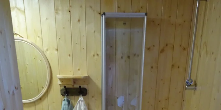 Pobyt v útulné maringotce u Hlinska: kuchyňka, sauna i ohniště