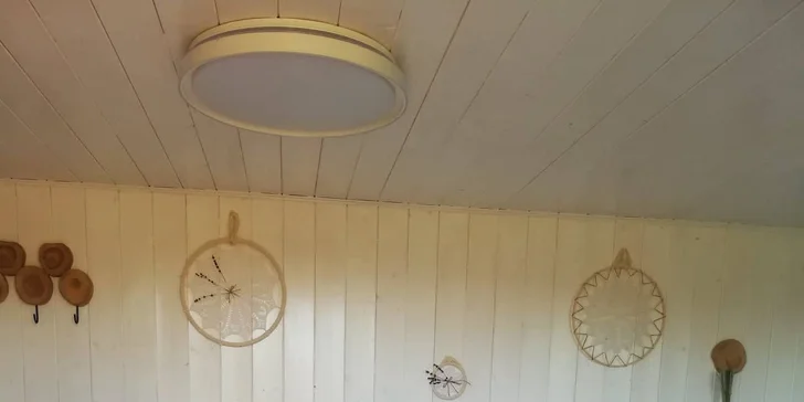 Pobyt v útulné maringotce u Hlinska: kuchyňka, sauna i ohniště