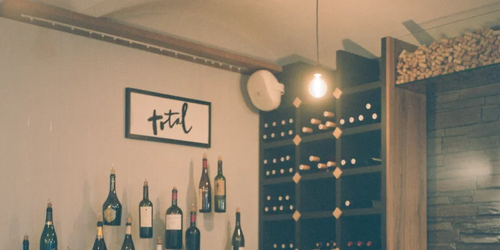 Neomezená konzumace vína a raut s autentickou korejskou kuchyní v Total Wine Baru