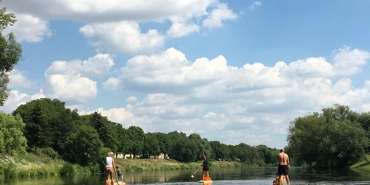 Sjíždění Labe a Ohře na paddleboardu i opékání buřtů: úseky vhodné i pro rodiny s dětmi