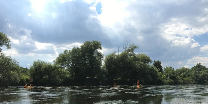 Sjíždění Labe a Ohře na paddleboardu i opékání buřtů: úseky vhodné i pro rodiny s dětmi