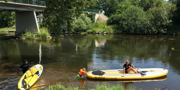 Sjíždění Labe a Ohře na paddleboardu i opékání buřtů: úseky vhodné i pro rodiny s dětmi