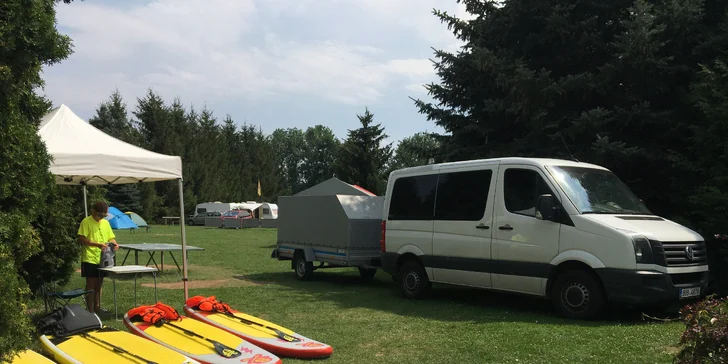 Sjíždění Labe a Ohře na paddleboardu i opékání buřtů: úseky vhodné i pro rodiny s dětmi