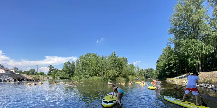 Sjíždění Labe a Ohře na paddleboardu i opékání buřtů: úseky vhodné i pro rodiny s dětmi