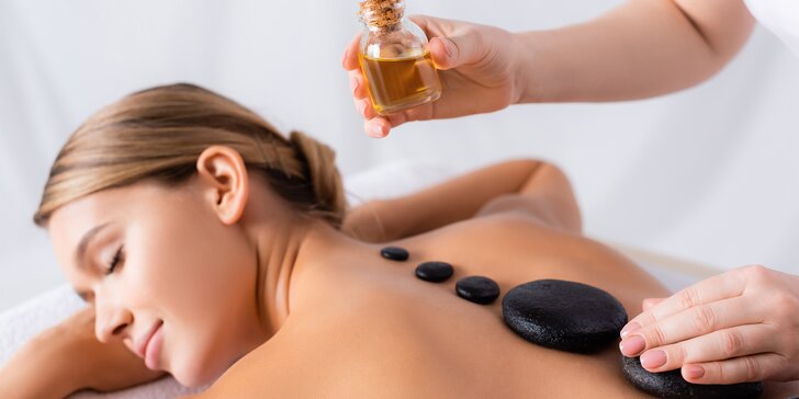 30–90minutová masáž lávovými kameny s nahřátím ve veřejném wellness i permanentky