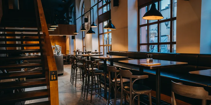 Potrefená Husa v centru Hradce: tříchodové menu s králičím hřbetem i přípitkem pro 2 osoby