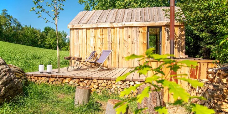 Netradiční pobyt v dřevěném domku na samotě: vyhřívaný koupací sud a lahev vína