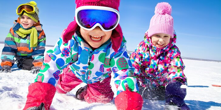 Lyžování pro děti od 3 do 12 let: celodenní lyžařská školka ve skupině