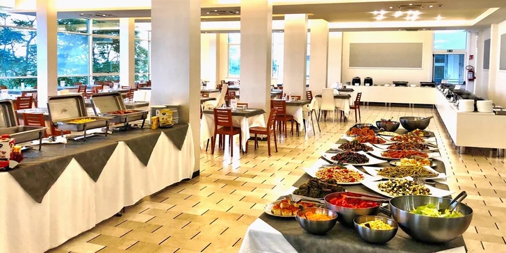 Rodinná dovolená u italského Jadranu: hotel 50 metrů od pláže, plná penze a koupání v bazénu, 2 děti mají pobyt zdarma