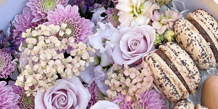 Dárek pro všechny něžné dámy - krabička plná květin a francouzských makronek