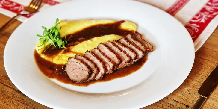 Tříchodové menu pro jednu či dvě osoby v krásném prostředí rodinného hotelu Pod Bílou Skálou na Vysočině