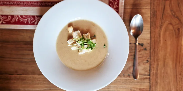 Tříchodové menu pro jednu či dvě osoby v krásném prostředí rodinného hotelu Pod Bílou Skálou na Vysočině
