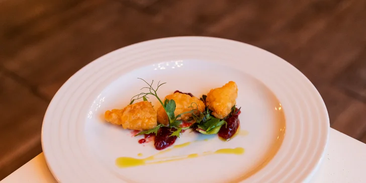 Vyzkoušíte také camembert frit – smažený camembert s brusinkami.