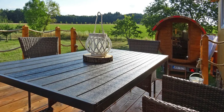 Pobyt v útulné maringotce u Hlinska: kuchyňka, sauna i ohniště