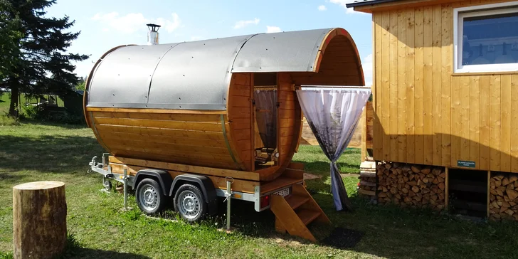 Pobyt v útulné maringotce u Hlinska: kuchyňka, sauna i ohniště