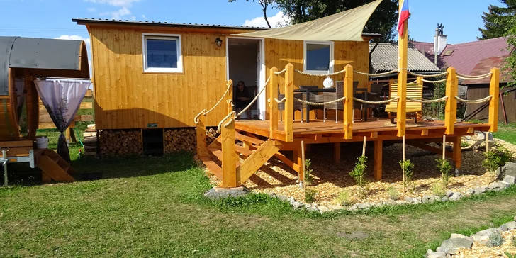 Pobyt v útulné maringotce u Hlinska: kuchyňka, sauna i ohniště