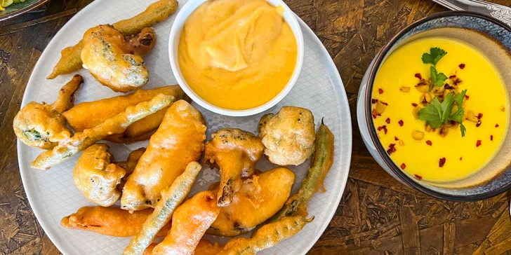 Čtyřchodové vegetariánské menu s kokosovým kari nebo burrito bowl pro 2 osoby