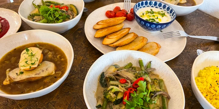 Čtyřchodové vegetariánské menu s kokosovým kari nebo burrito bowl pro 2 osoby