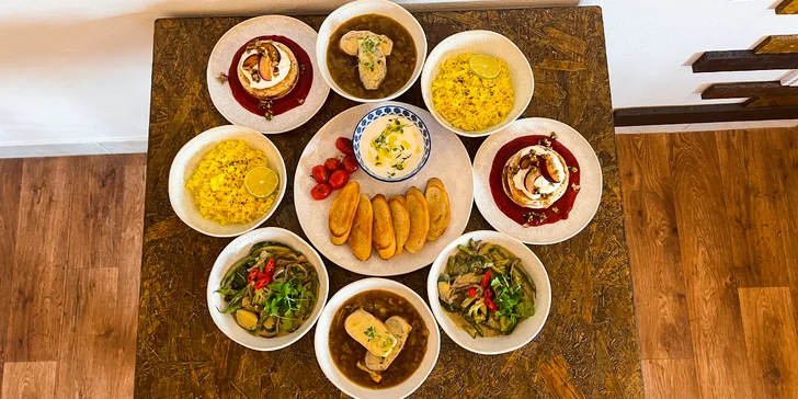 Čtyřchodové vegetariánské menu s kokosovým kari nebo burrito bowl pro 2 osoby