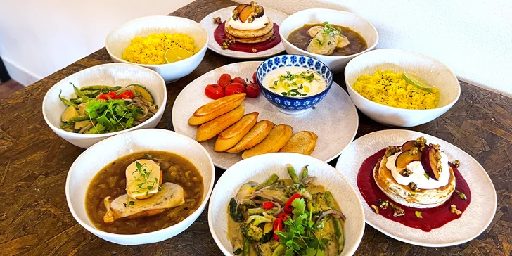 Čtyřchodové vegetariánské menu s kokosovým kari nebo burrito bowl pro 2 osoby