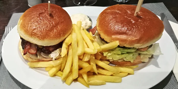 Burger s hovězím chuck roll, slaninou a čedarem a hranolky pro 2 osoby