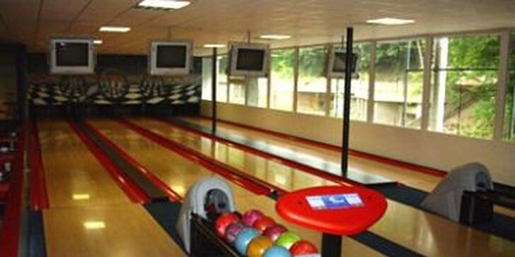 Hodina bowlingu až pro OSM hráčů již od 125 Kč! Prvotřídní dráhy Brunswick a zapůjčení bot zdarma.