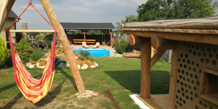 Dovolená na Pálavě: ubytování v útulném penzionu, lahev vína, privátní sauna i koupání v přírodním jezírku
