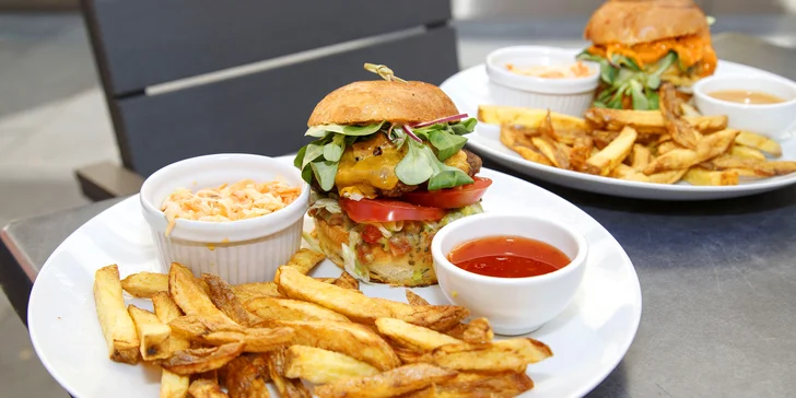Čtyřchodové menu pro 2 osoby: polévka, mac'n'cheese koule, burger dle výběru a lívance