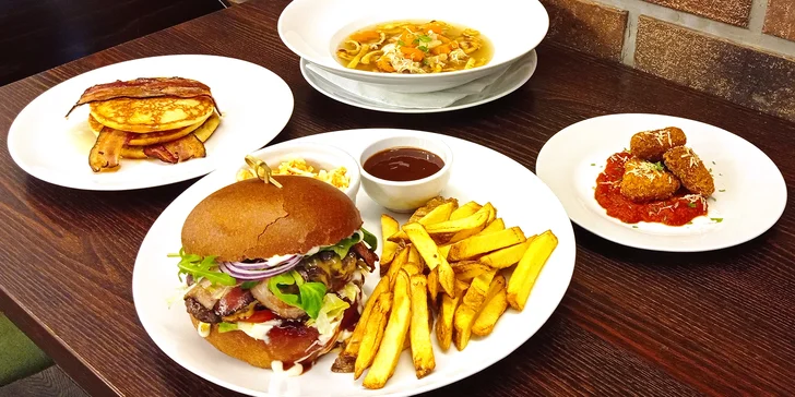 Čtyřchodové menu pro 2 osoby: polévka, mac'n'cheese koule, burger dle výběru a lívance